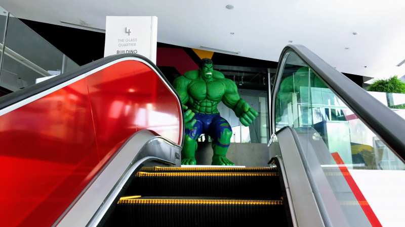エムクオーティエの映画館のエスカレーター前にいる超人ハルク