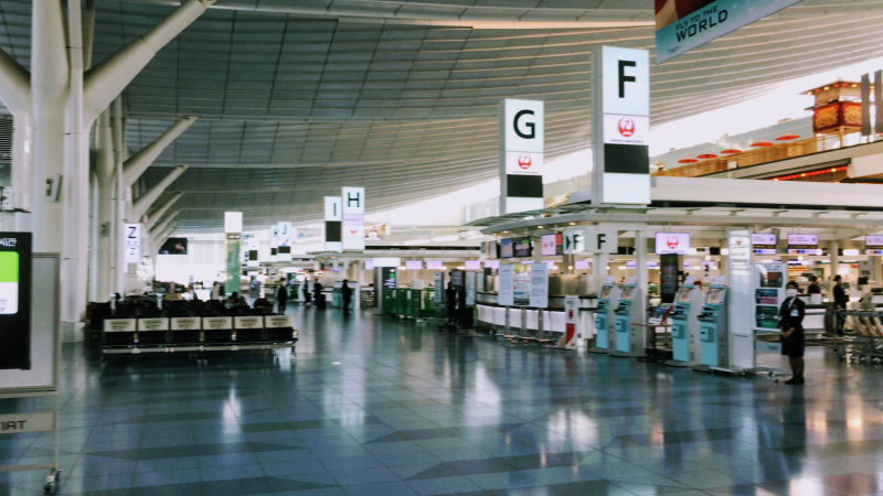 コロナウイルスの影響｜羽田空港の出国フロアは閑散
