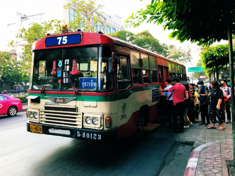 タイ・バンコクのバスに乗る住民たち