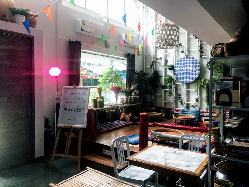 【バンコク】チャイナタウンのゲストハウス"Fun Cafe and Hostel"の１階のカフェ