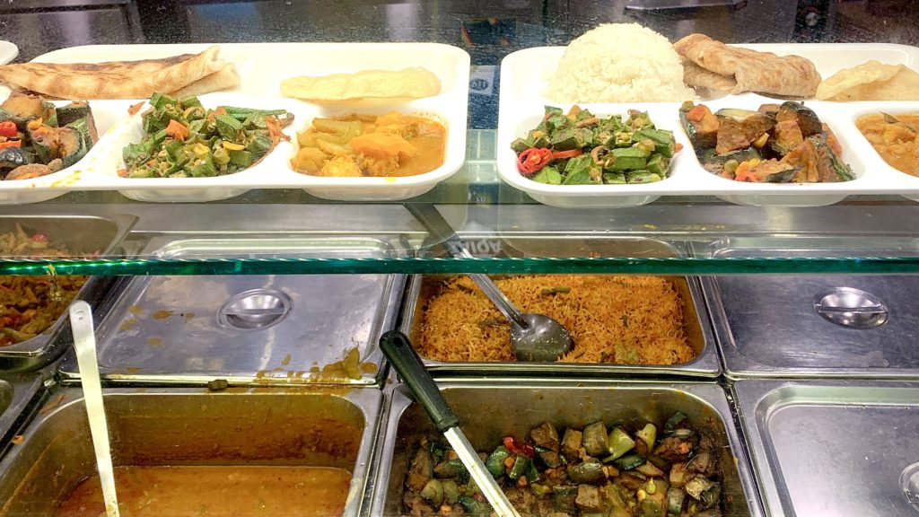 チャンギ国際空港ターミナル1のフードコートにあるインドベジタリアン料理店「ZAIQA」のショーケースに並ぶ料理