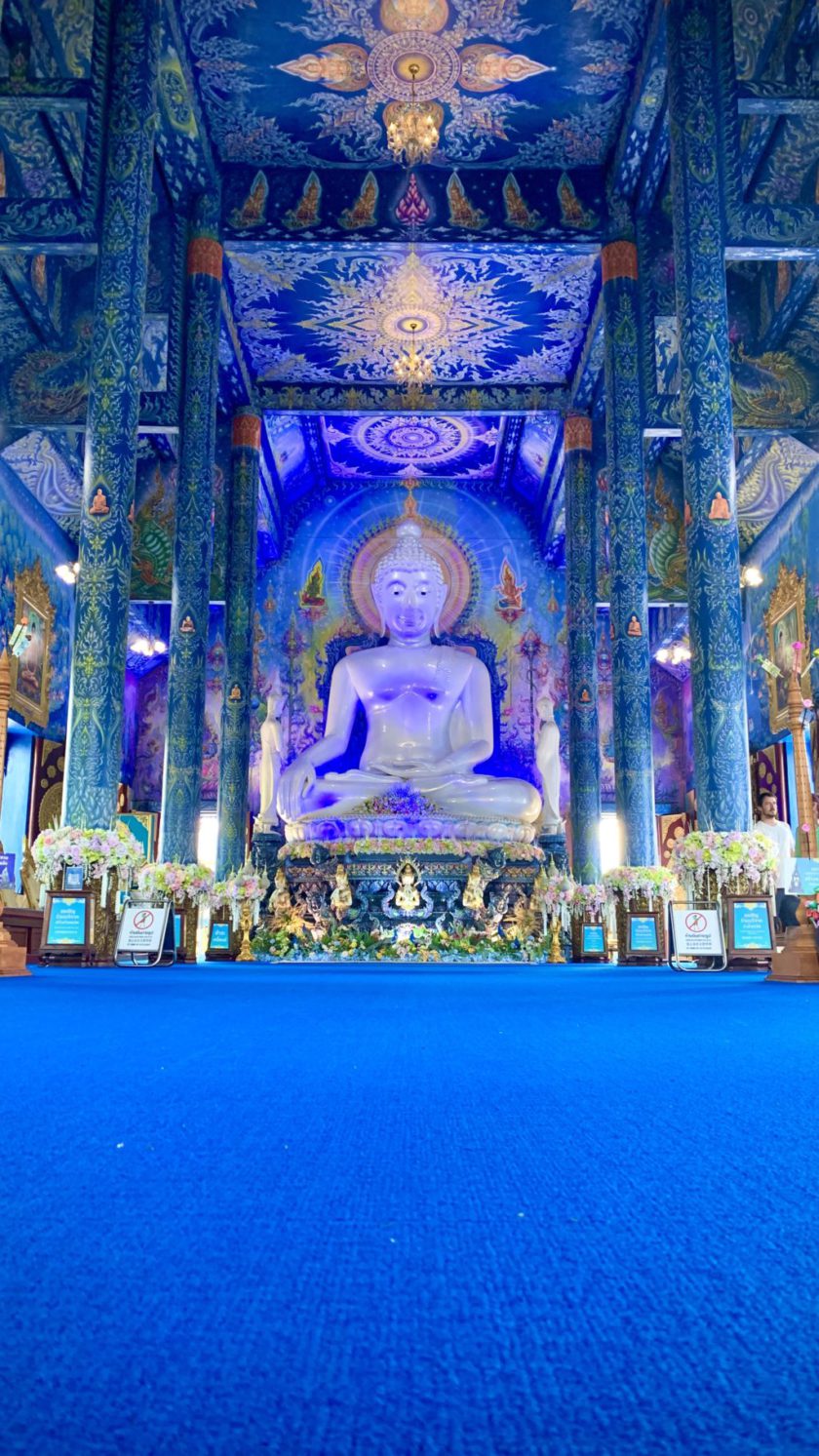 チェンライの青い寺ワットロンスアテンの本堂の仏像