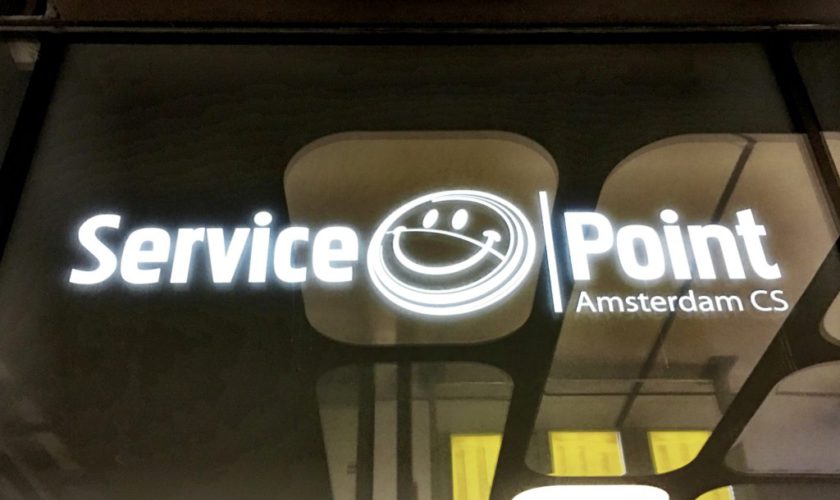アムステルダム中央駅構内でSIMカードを販売しているService Pointというお店