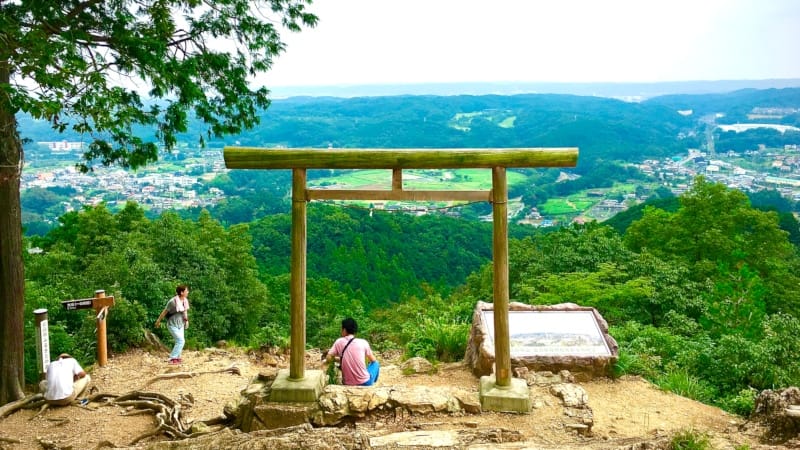 日和田山の中腹にある金刀比羅神社の鳥居越しに見る日高市の景色
